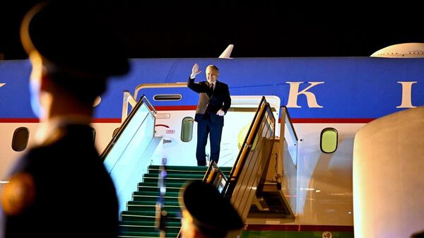 Шавкат Мирзиёев завершил рабочий визит в город Габалу и отбыл в Ташкент - Sputnik Узбекистан