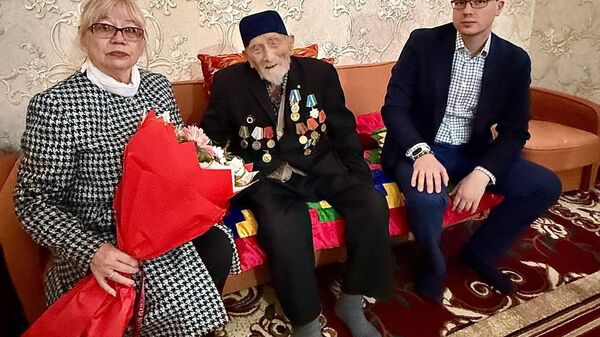 Сотрудники Посольства России в Узбекистане продолжают поздравлять ветеранов Великой Отечественной войны - Sputnik Узбекистан