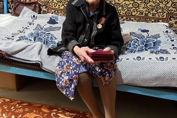 Сотрудники Посольства России в Узбекистане продолжают поздравлять ветеранов Великой Отечественной войны - Sputnik Узбекистан