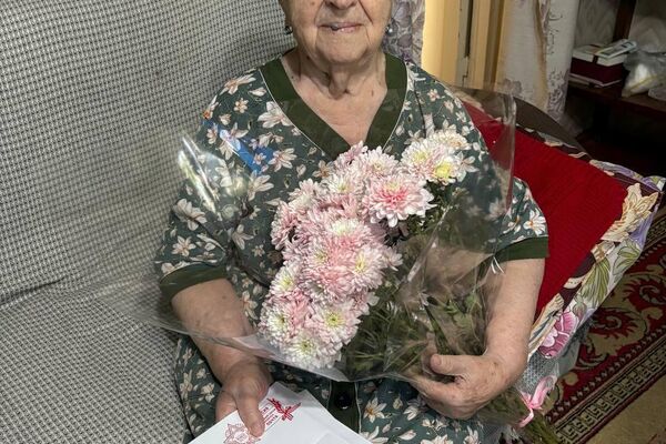 Сотрудники Посольства России в Узбекистане продолжают поздравлять ветеранов Великой Отечественной войны - Sputnik Узбекистан