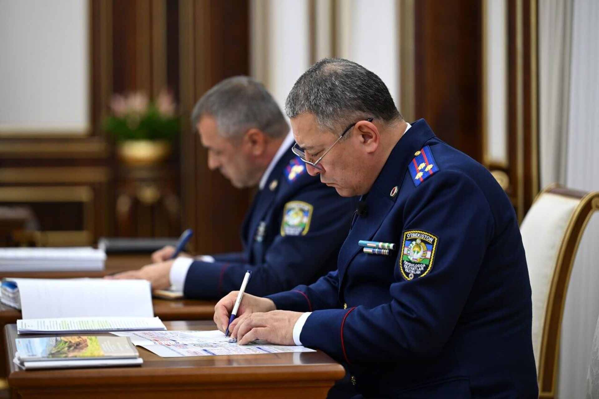 Президент Шавкат Мирзиёев ознакомился с презентацией по совершенствованию системы предупреждения и устранения чрезвычайных ситуаций. Президент Шавкат Мирзиёев ознакомился с презентацией по совершенствованию системы предупреждения и устранения чрезвычайных ситуаций. - Sputnik Ўзбекистон, 1920, 09.10.2025