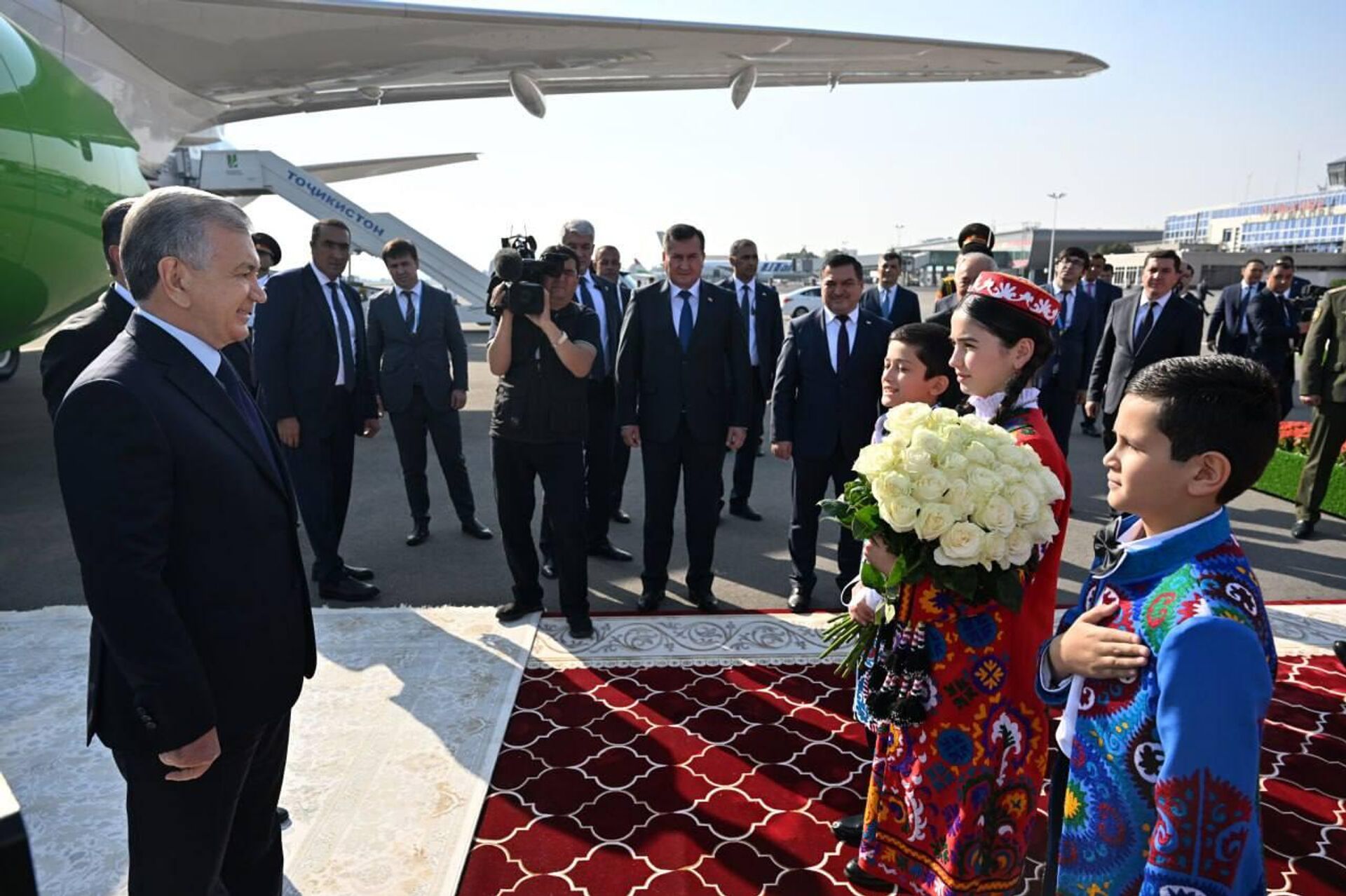 Президент Узбекистана прибыл в Душанбе - Sputnik Узбекистан, 1920, 09.10.2025