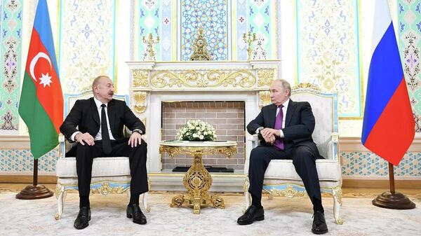 Владимир Путин и Ильхам Алиев во время встречи в Душанбе - Sputnik Ўзбекистон