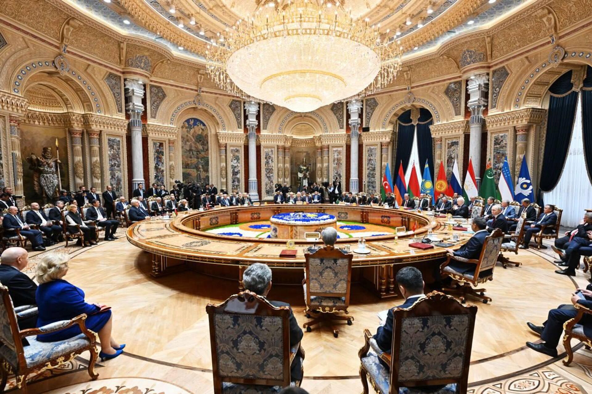 Шавкат Мирзиёев принял участие в очередном заседании Совета глав государств СНГ - Sputnik Узбекистан, 1920, 10.10.2025