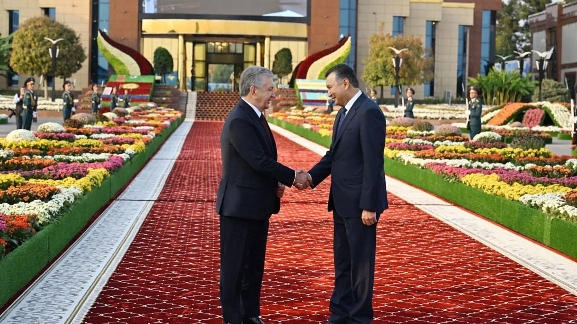 Шавкат Мирзиёев завершил визит в Таджикистан и отбыл в Ташкент - Sputnik Узбекистан, 1920, 10.10.2025