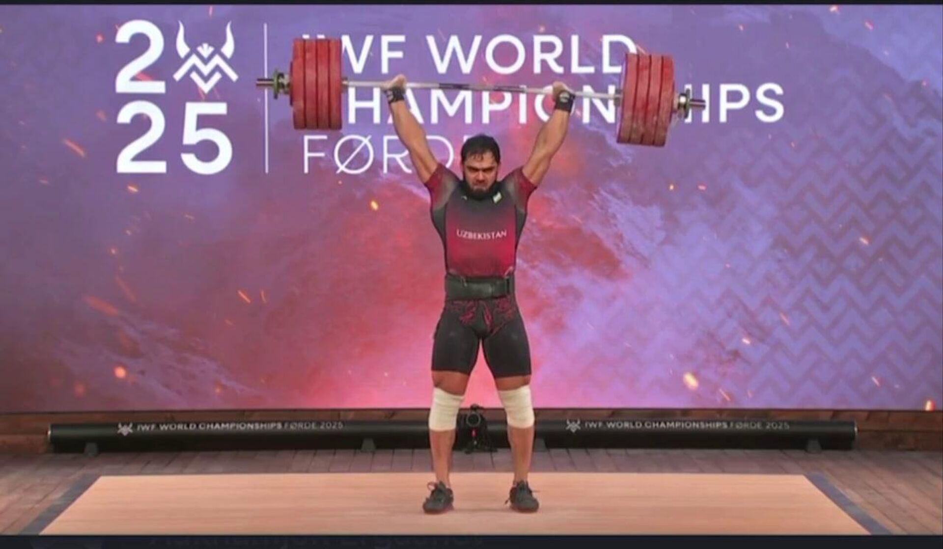 Узбекский тяжелоатлет Акбар Джураев чемпион - Sputnik Узбекистан, 1920, 11.10.2025