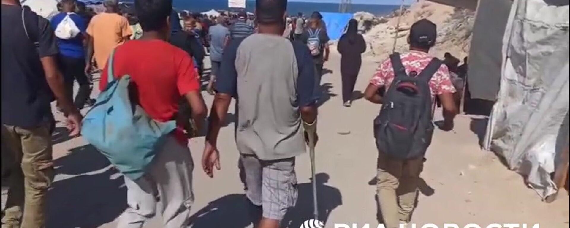 Тысячи палестинцев пешком идут к своим домам в секторе Газа  - Sputnik Ўзбекистон, 1920, 11.10.2025