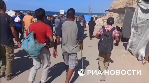 Тысячи палестинцев пешком идут к своим домам в секторе Газа в надежде на конец войны - Sputnik Узбекистан