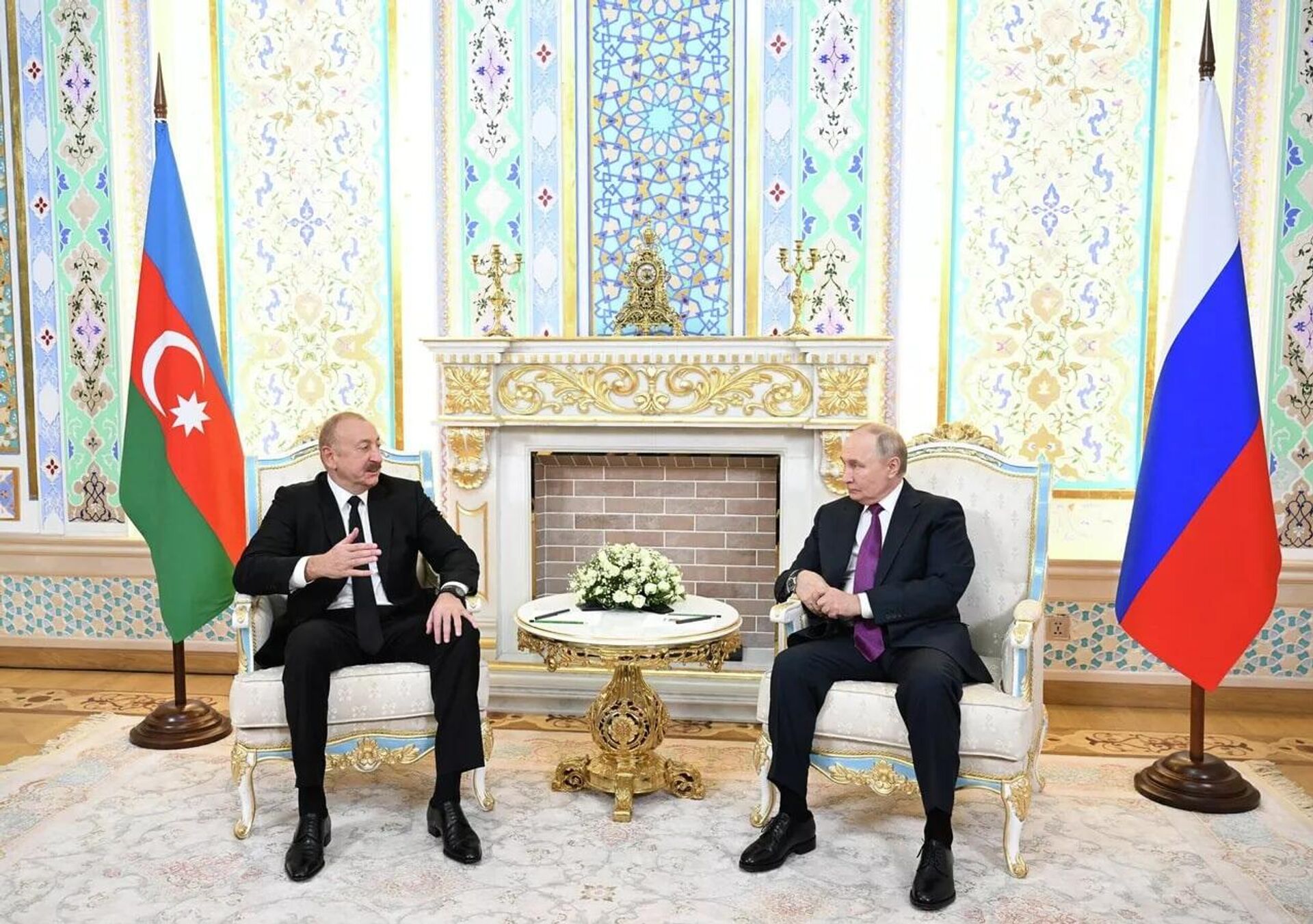 Владимир Путин и Ильхам Алиев во время встречи - Sputnik Узбекистан, 1920, 11.10.2025