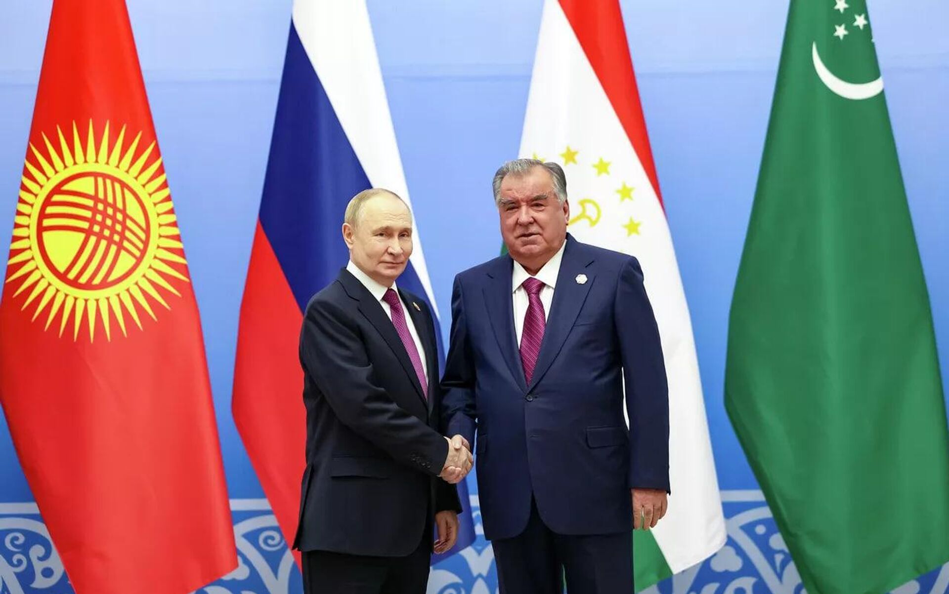 Владимир Путин и Эмомали Рахмон на церемонии фотографирования глав государств — участников саммита Россия — Центральная Азия - Sputnik Узбекистан, 1920, 11.10.2025