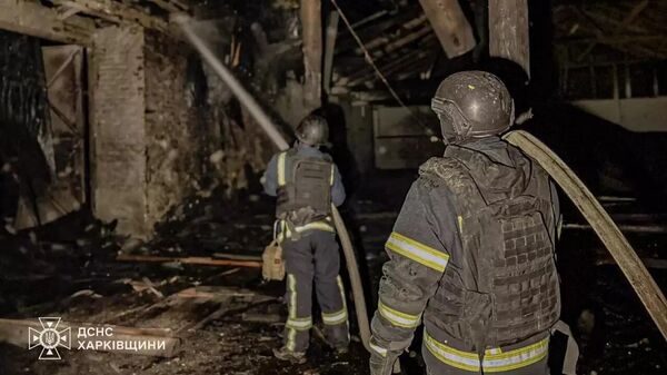 Украинские пожарные ликвидируют пожар на предприятии в городе Чугуев Харьковской области - Sputnik Узбекистан
