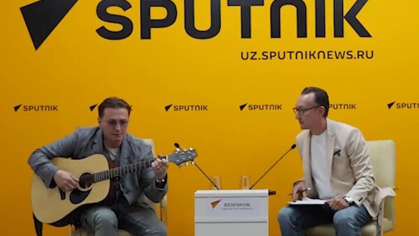 Народный артист России Сергей Безруков исполнил легендарную песню Владимира Высоцкого Кони привередливые во время пресс-конференции в МПЦ @SputnikUzbekistan - Sputnik Узбекистан