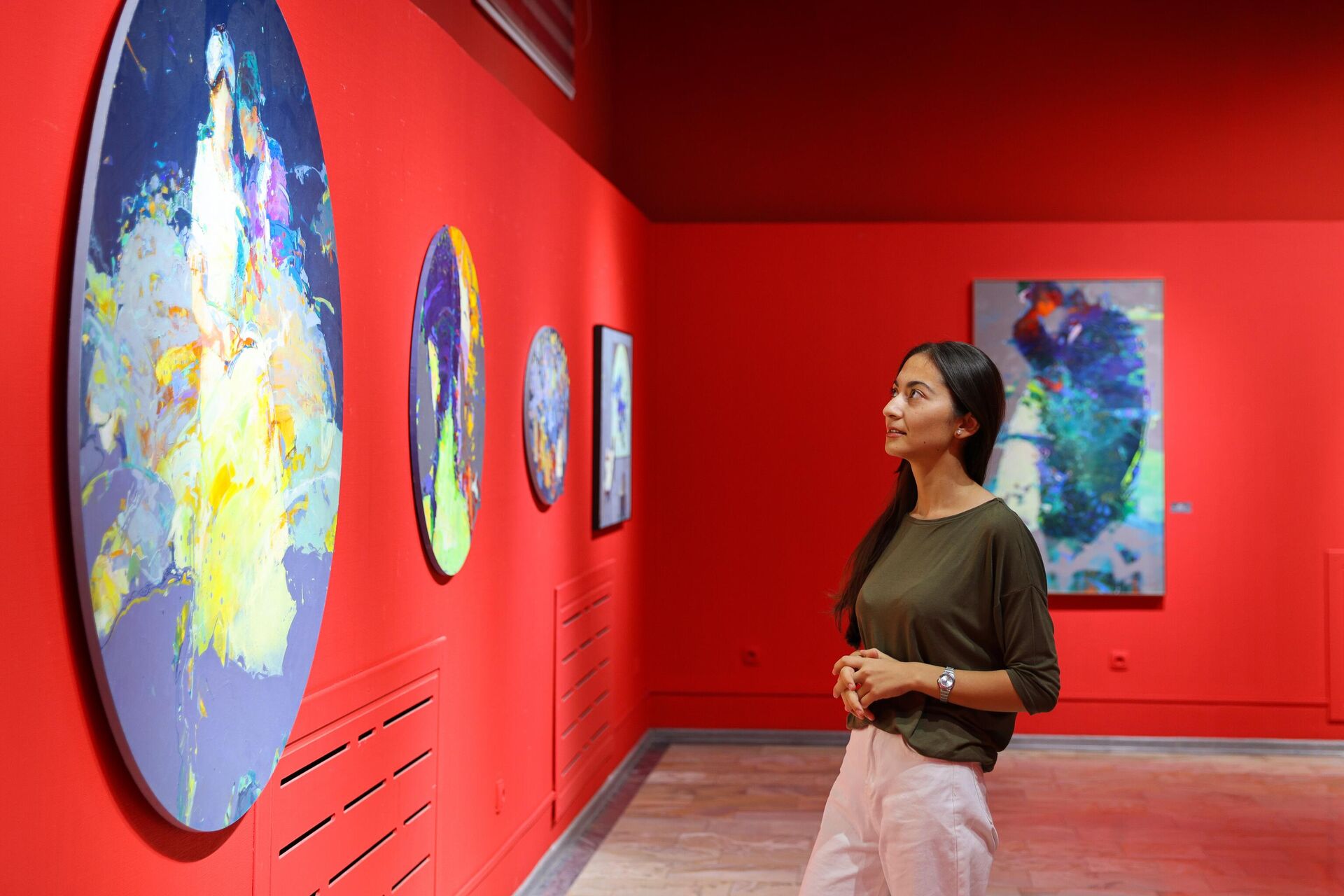 Выставка художника Алишера Хамдамова Чувства, живущие в цветах. - Sputnik Узбекистан, 1920, 13.10.2025