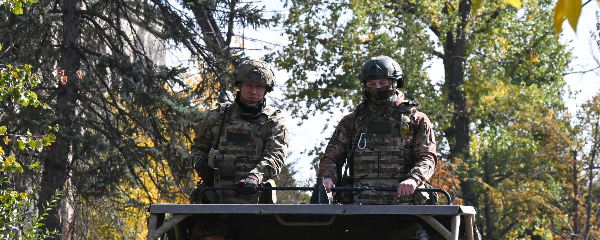 Boyevaya rabota svazistov gruppirovki voysk Sentr v zone SVO - Sputnik O‘zbekiston, 1920, 27.04.2026