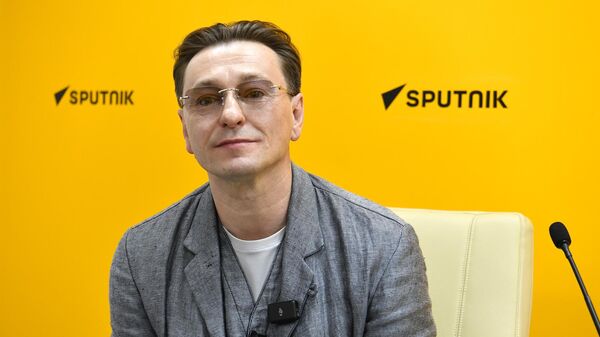 Тошкентда Сергей Безруков иштирокидаги матбуот анжумани - Sputnik Ўзбекистон