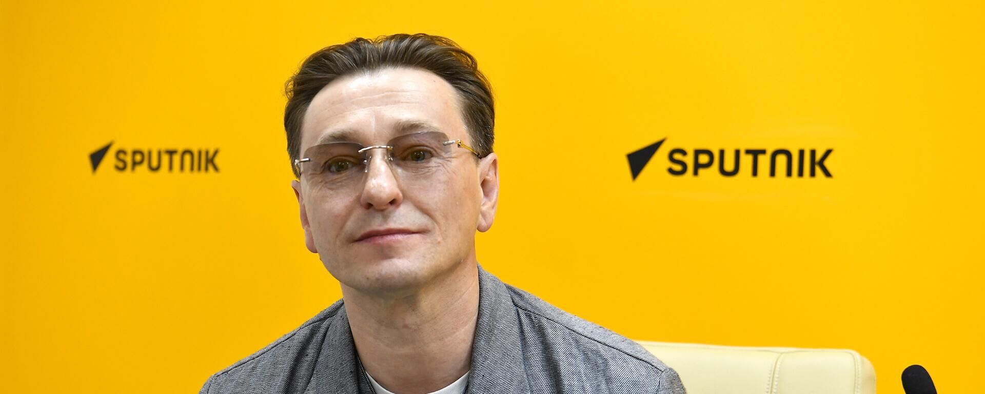 Тошкентда Сергей Безруков иштирокидаги матбуот анжумани - Sputnik Ўзбекистон, 1920, 14.10.2025