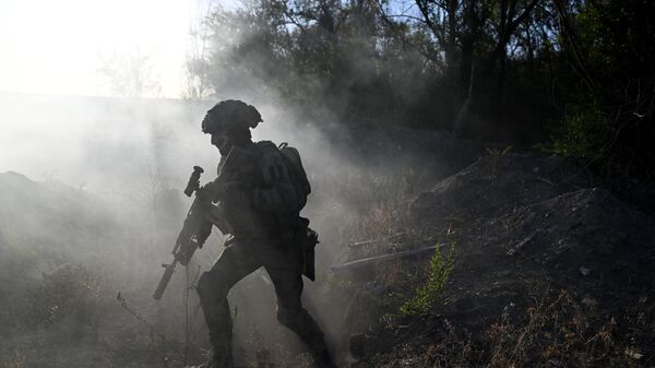 Тренировка штурмовиков группировки войск Южная в зоне СВО - Sputnik Узбекистан