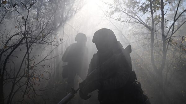 Тренировка штурмовиков группировки войск Южная в зоне СВО - Sputnik Узбекистан