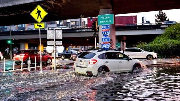 Калифорния готовится к редкому октябрьскому шторму: сильный дождь и оползни угрожают районам Лос-Анджелеса, пострадавшим от пожаров - Sputnik Узбекистан