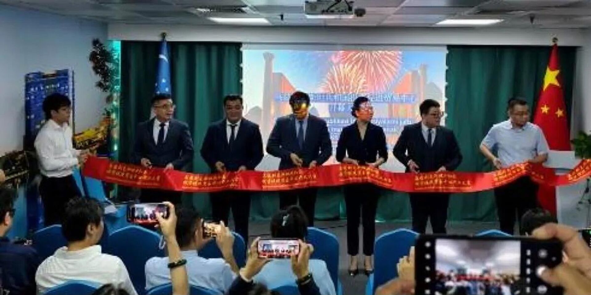 В Китае открылся Центр продвижения инвестиций и торговли Узбекистана
 - Sputnik Узбекистан, 1920, 15.10.2025