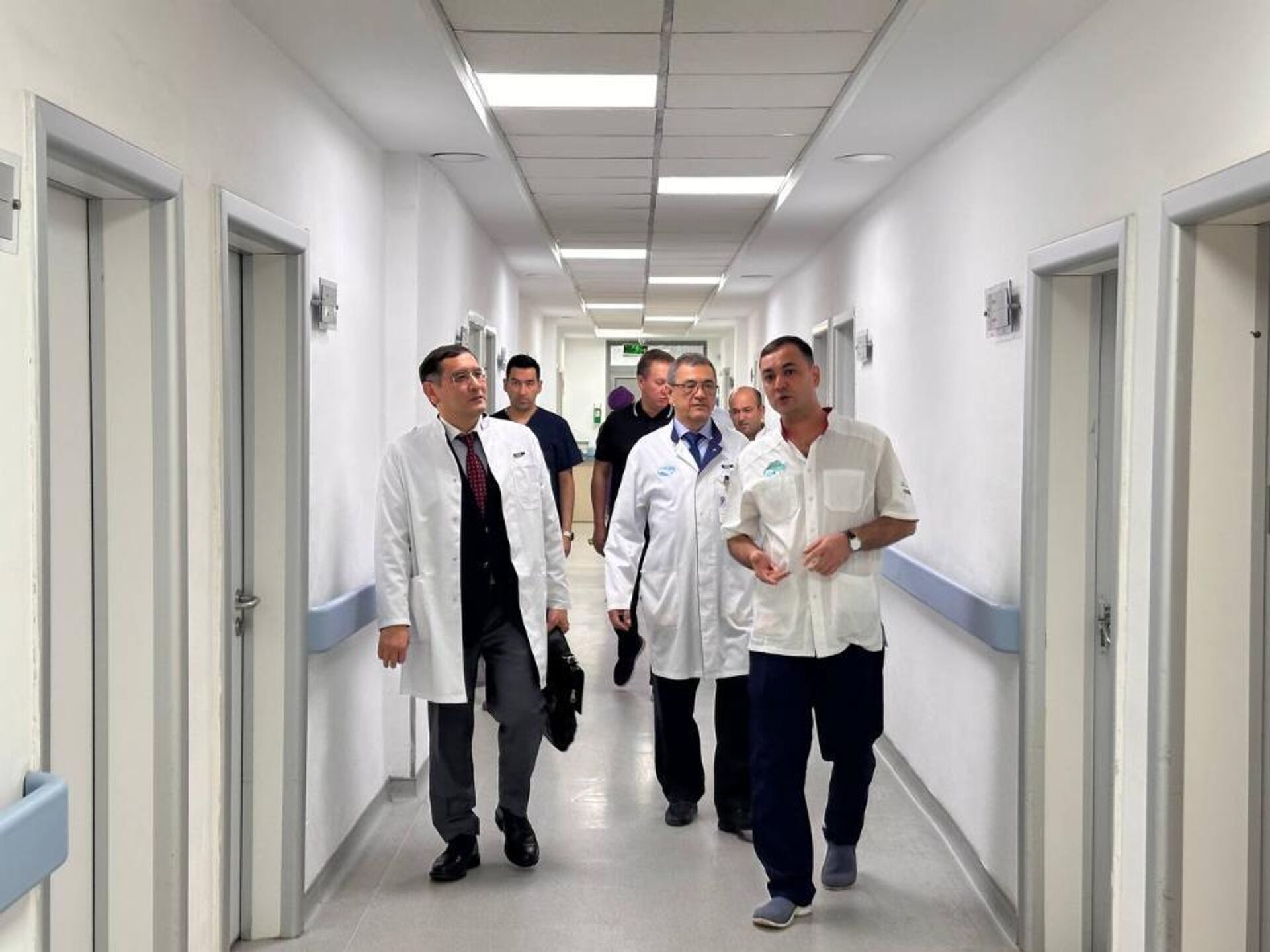 Казахстанские врачи проводят мастер-классы в Ташкенте Казахстанские врачи проводят мастер-классы в Ташкенте - Sputnik Узбекистан, 1920, 15.10.2025