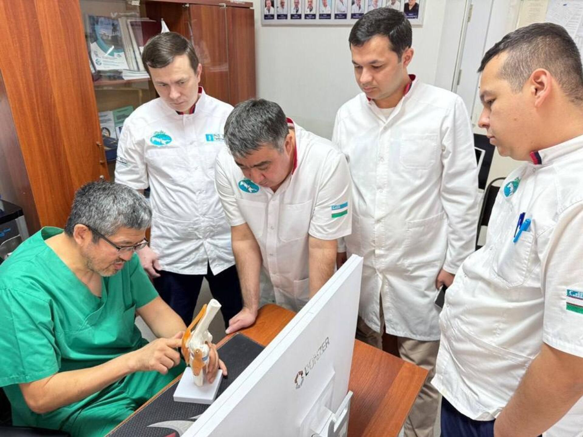 Казахстанские врачи проводят мастер-классы в Ташкенте Казахстанские врачи проводят мастер-классы в Ташкенте - Sputnik Узбекистан, 1920, 15.10.2025