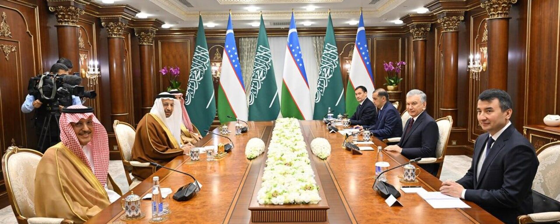 Шавкат Мирзиёев принял делегацию Саудовской Аравии - Sputnik Ўзбекистон, 1920, 15.10.2025