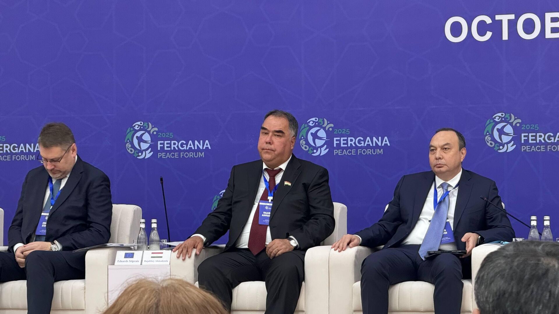 Раджаббой Ахмадзода (в центре) и Эльдор Арипов (слево от него) - Sputnik Узбекистан, 1920, 16.10.2025