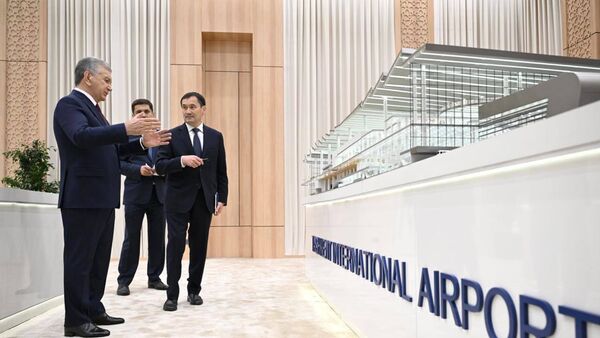 Шавкат Мирзиёев Тошкент вилоятида янги халқаро аэропорт лойиҳаси тақдимоти билан танишди - Sputnik Узбекистан