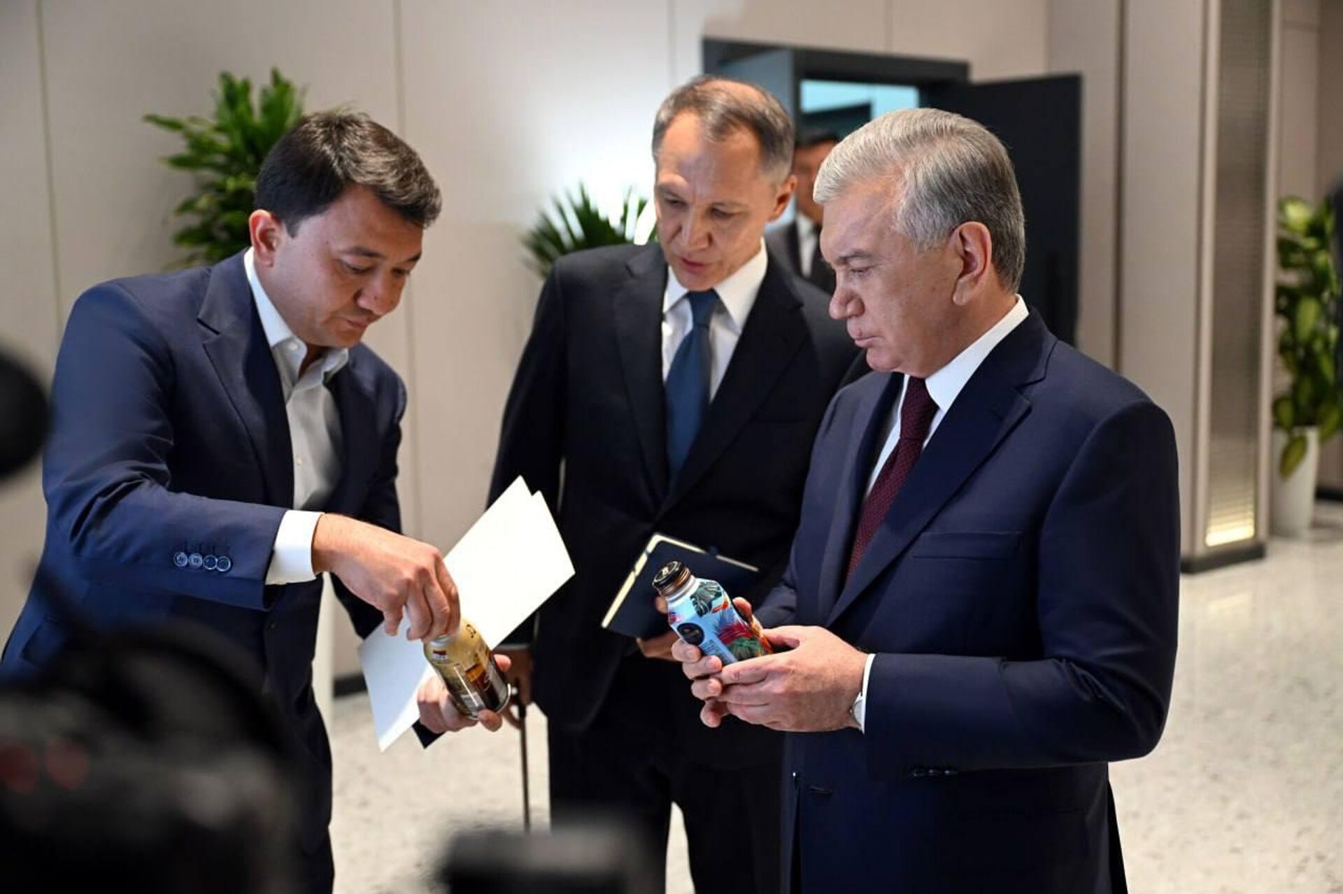 Шавкат Мирзиёев саноат зоналарини кўздан кечирди - Sputnik Ўзбекистон, 1920, 16.10.2025