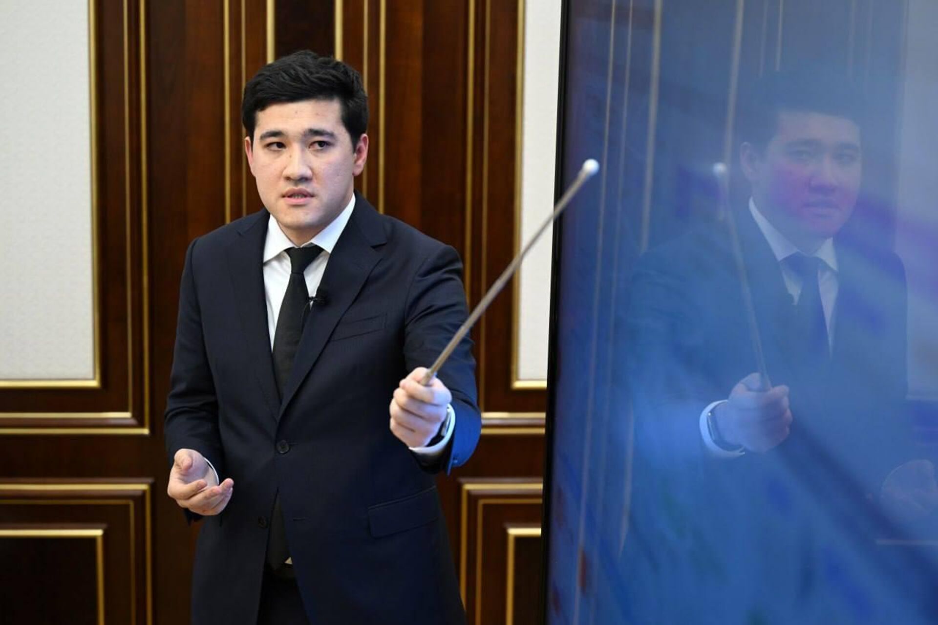 Шавкат Мирзиёев ознакомился с презентацией предложений по выявлению новых экономических возможностей с использованием космического мониторинга. Шавкат Мирзиёев ознакомился с презентацией предложений по выявлению новых экономических возможностей с использованием космического мониторинга. - Sputnik Ўзбекистон, 1920, 17.10.2025