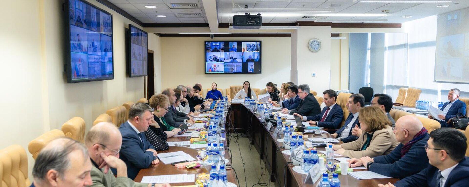 YeEK obsudila s biznesom stran YeAES baryeri vo vzaimnoy torgovle s Uzbekistanom i vozmojnosti dlya ix ustraneniya  - Sputnik O‘zbekiston, 1920, 17.10.2025