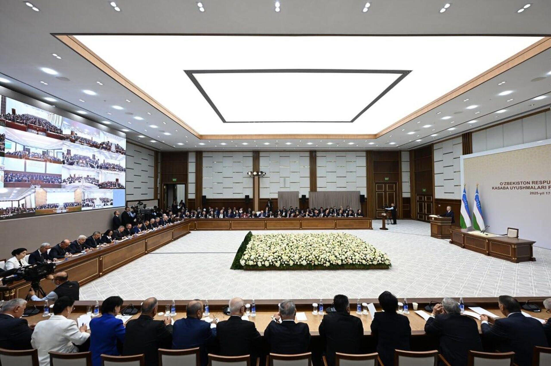 Шавкат Мирзиёев провел встречу с активом и ветеранами профсоюзного движения. - Sputnik Узбекистан, 1920, 17.10.2025