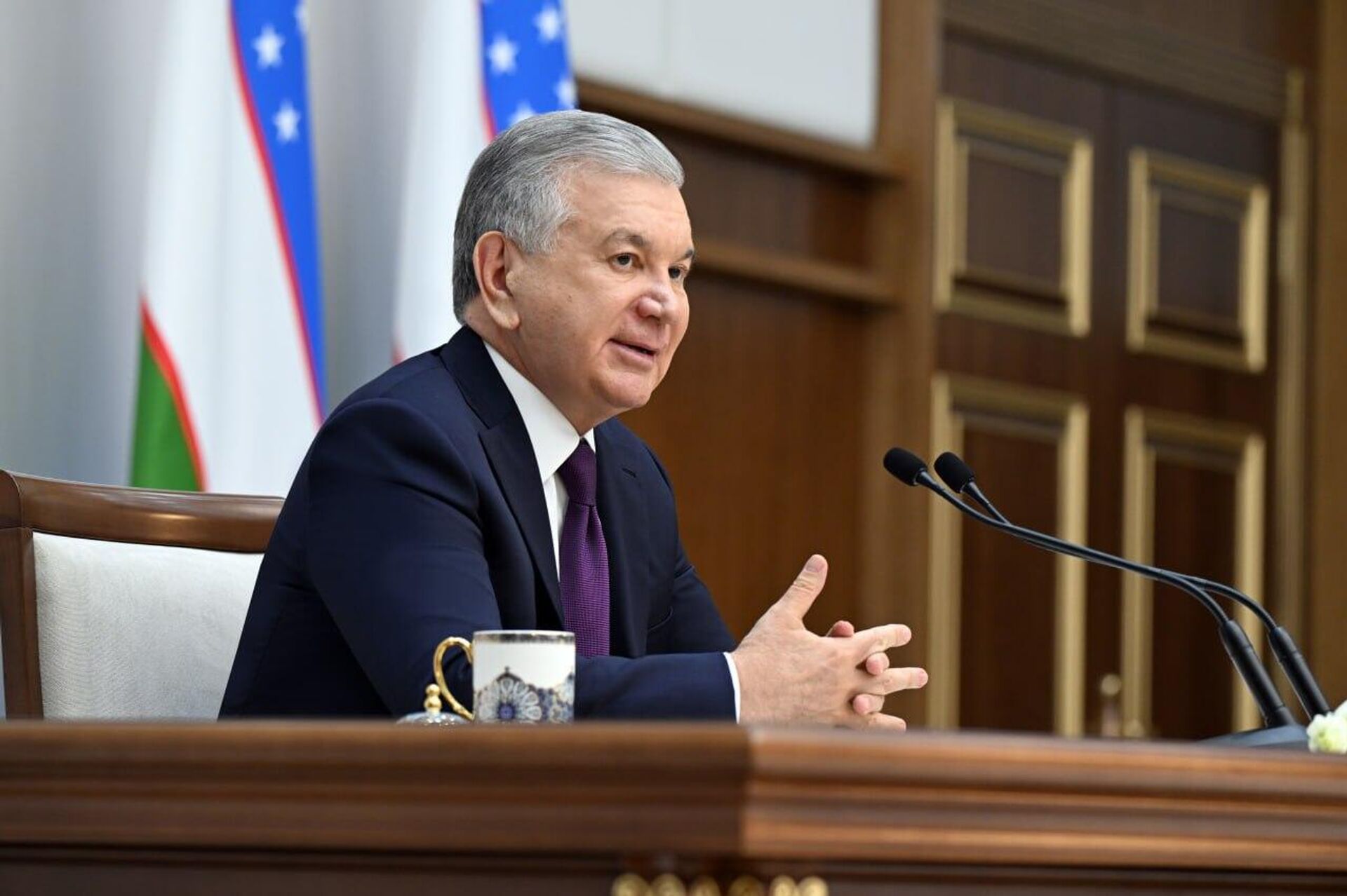 Шавкат Мирзиёев провел встречу с активом и ветеранами профсоюзного движения. - Sputnik Узбекистан, 1920, 17.10.2025