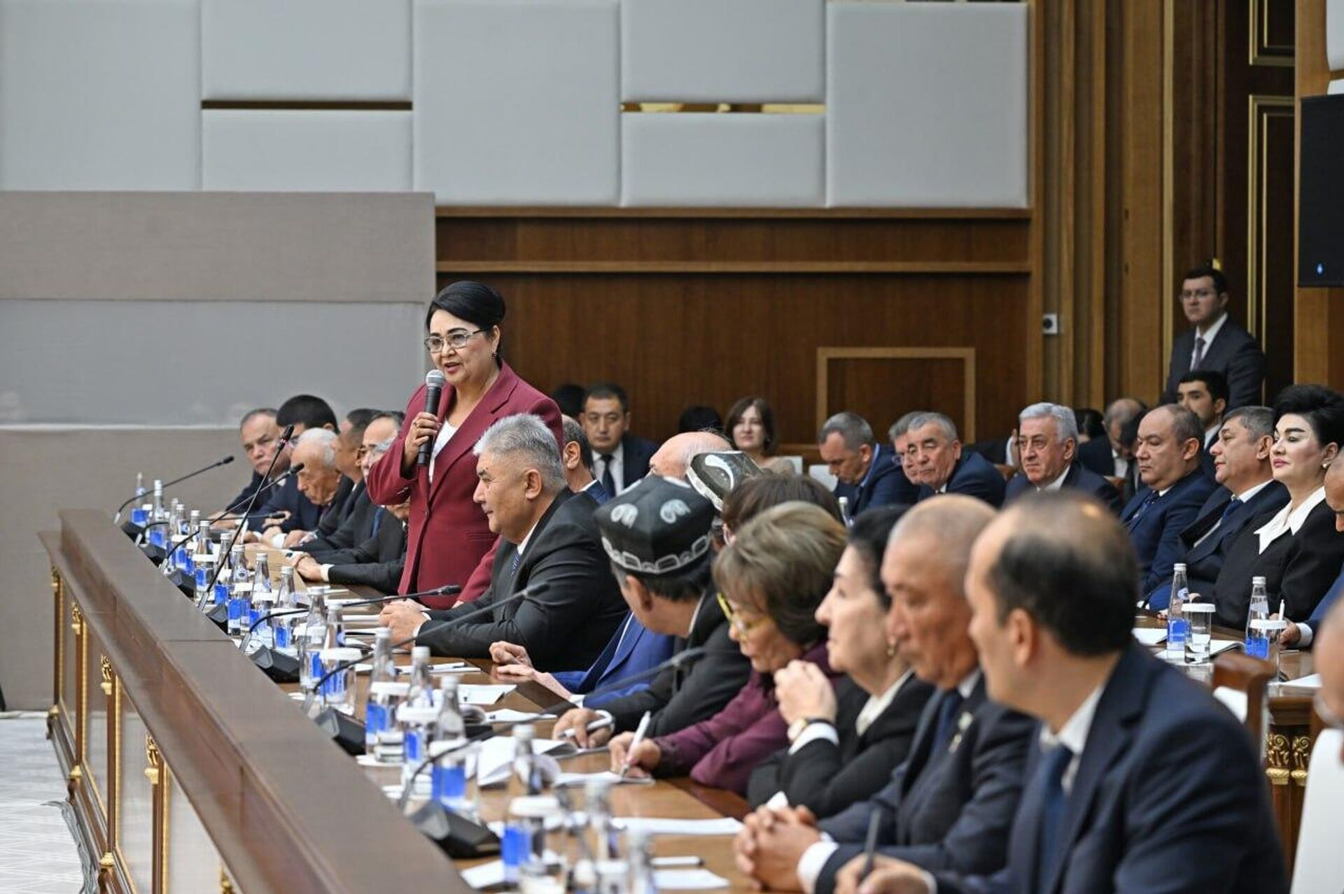 Шавкат Мирзиёев провел встречу с активом и ветеранами профсоюзного движения. - Sputnik Узбекистан, 1920, 17.10.2025