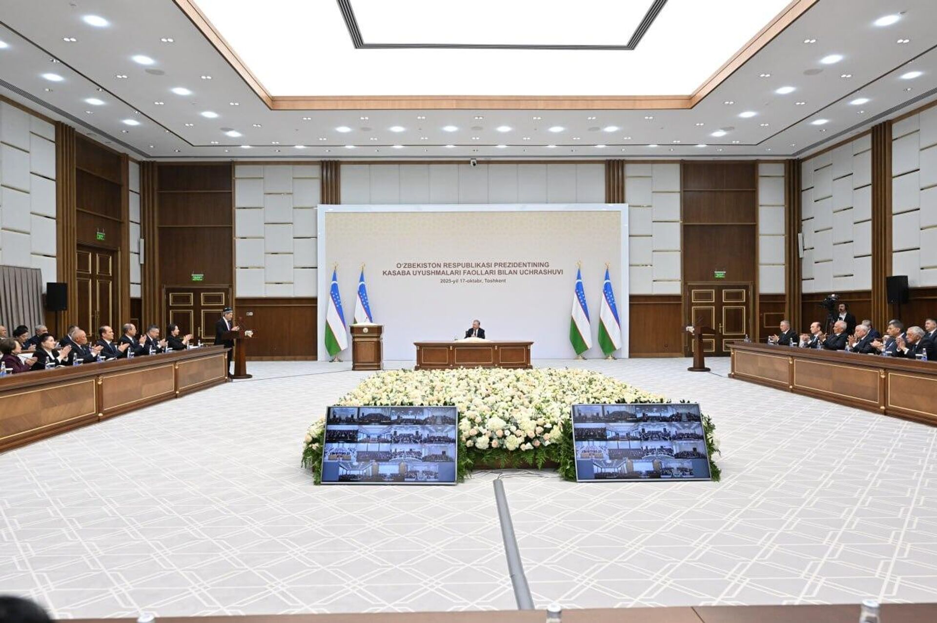 Шавкат Мирзиёев провел встречу с активом и ветеранами профсоюзного движения. - Sputnik Узбекистан, 1920, 17.10.2025