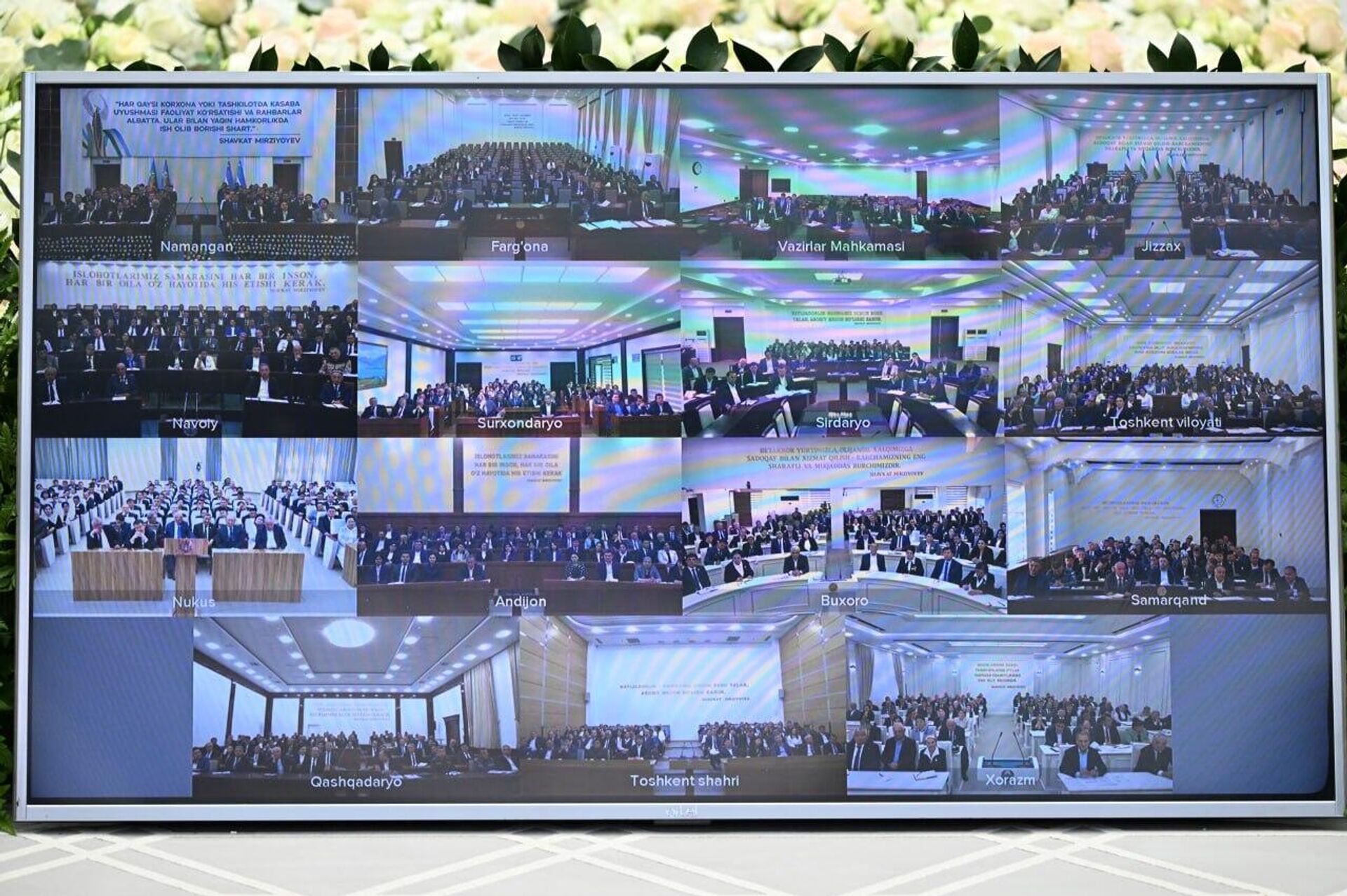 Шавкат Мирзиёев провел встречу с активом и ветеранами профсоюзного движения. - Sputnik Узбекистан, 1920, 17.10.2025