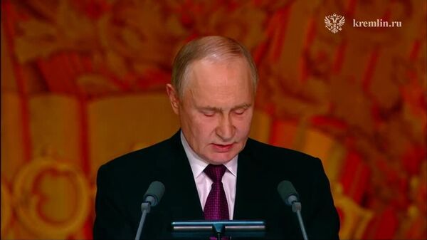 Необходимо и дальше использовать ваше секретное стратегическое высокоточное межконтинентальной дальности оружие – правду: Путин поздравил RT с юбилеем - Sputnik Узбекистан