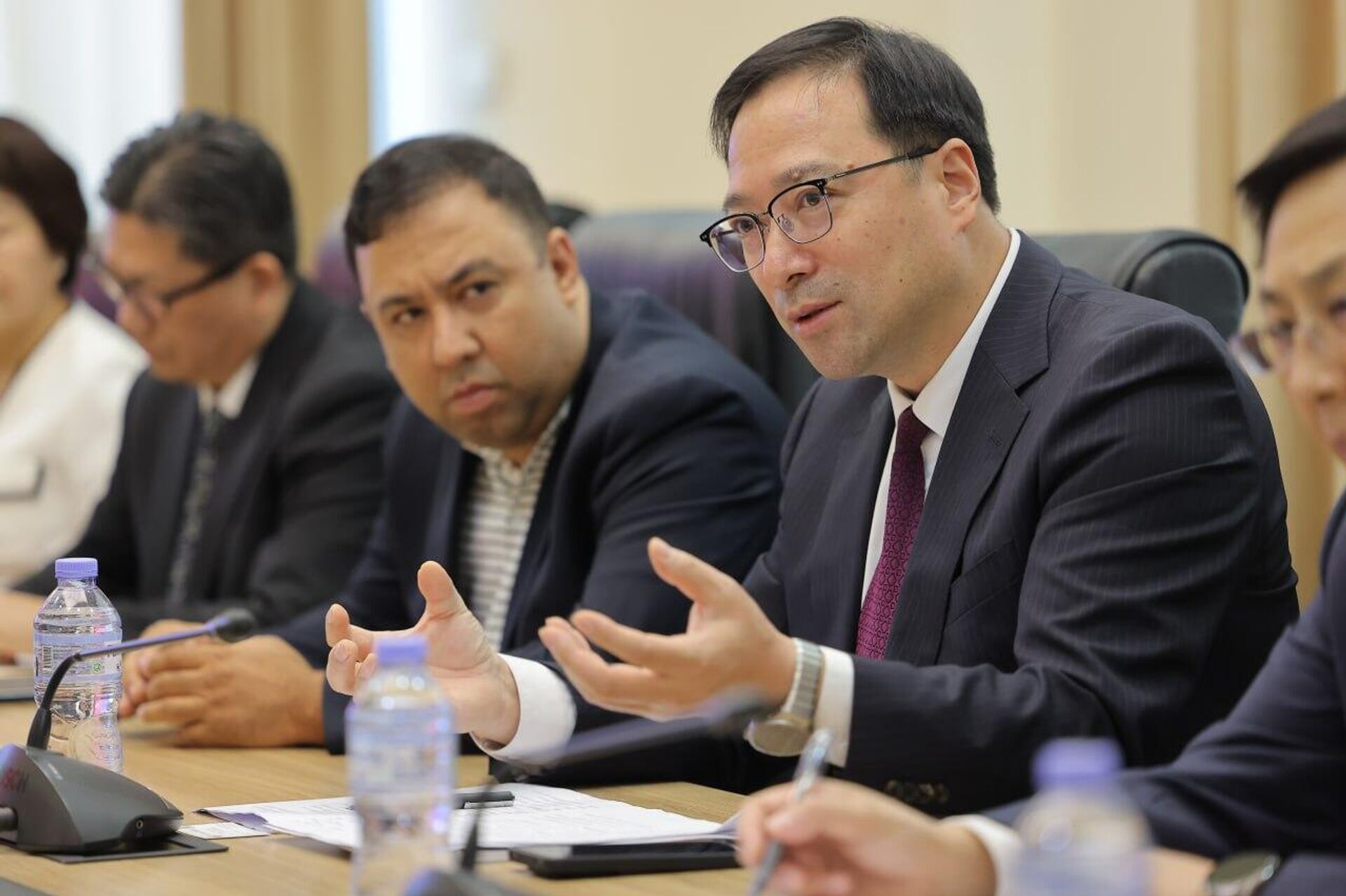 Замминистра инвестиций, промышленности и торговли Узбекистана встретился с гендиректором Совета по развитию международной торговли китайской провинции Цзянсу.   - Sputnik Узбекистан, 1920, 18.10.2025