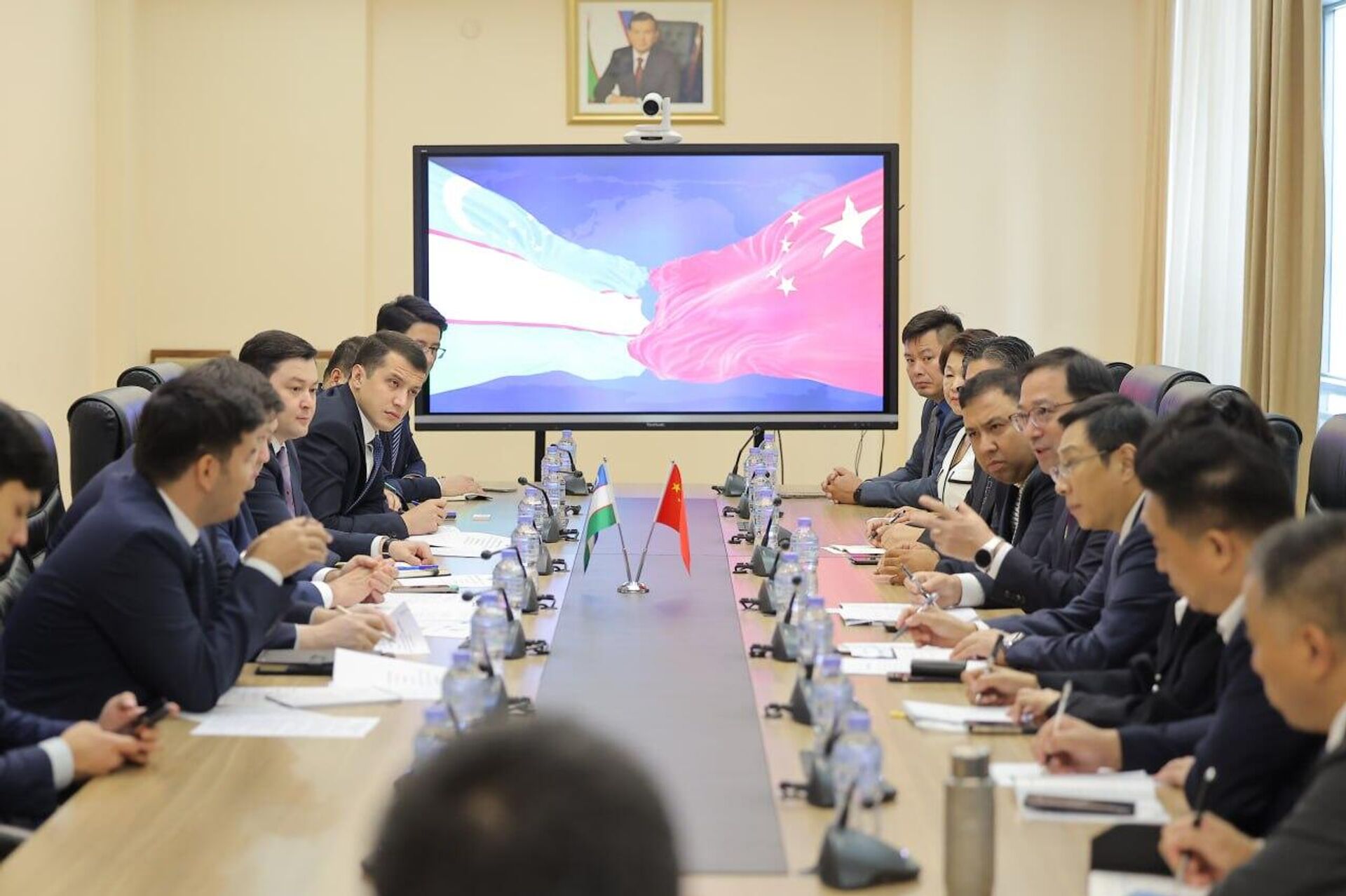 Замминистра инвестиций, промышленности и торговли Узбекистана встретился с гендиректором Совета по развитию международной торговли китайской провинции Цзянсу.   - Sputnik Узбекистан, 1920, 18.10.2025