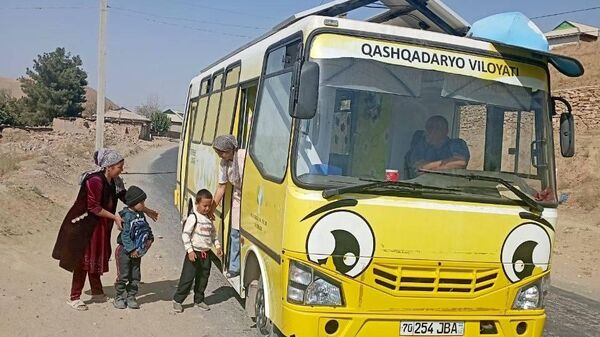В отдаленных районах Кашкадарьинской области для детей запустили мобильный детский сад Аклвой(Знайка) - Sputnik Узбекистан