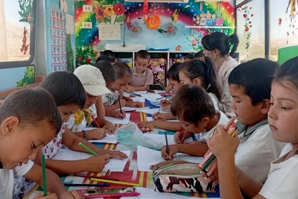 В отдаленных районах Кашкадарьинской области для детей запустили мобильный детский сад Аклвой(Знайка) - Sputnik Узбекистан