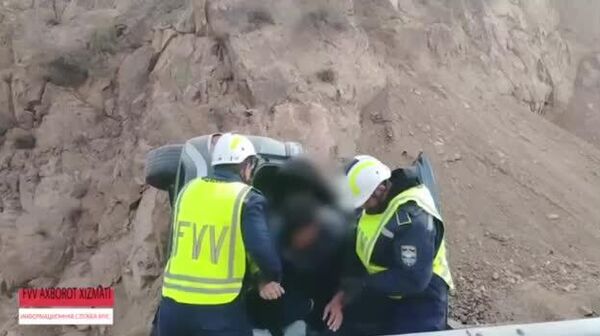 На перевале Камчик из кювета вытащили упавший автомобиль вместе с водителем - Sputnik Узбекистан