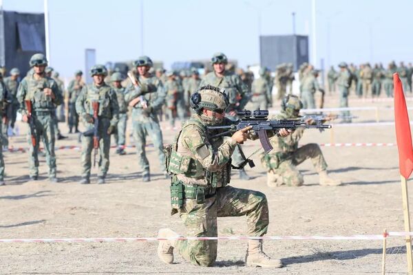 На полигоне Каттакурган Центрального военного округа проводятся совместные военные учения Бирлик – 2025. - Sputnik Узбекистан