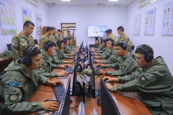 На полигоне Каттакурган Центрального военного округа проводятся совместные военные учения Бирлик – 2025. - Sputnik Узбекистан