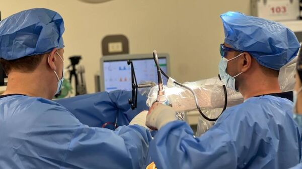 Травматологи Узбекистана и Казахстана провели совместную операцию с помощью робота - Sputnik Узбекистан