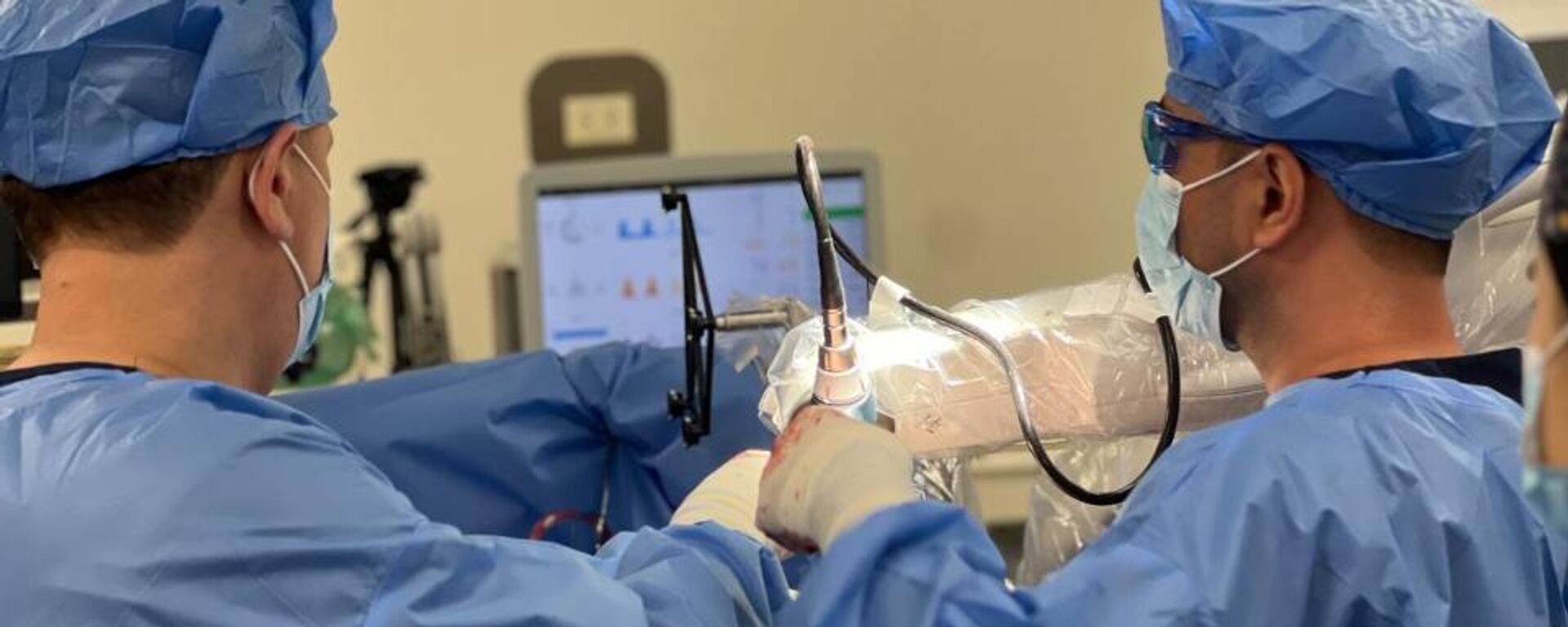 Травматологи Узбекистана и Казахстана провели совместную операцию с помощью робота - Sputnik Узбекистан, 1920, 19.10.2025