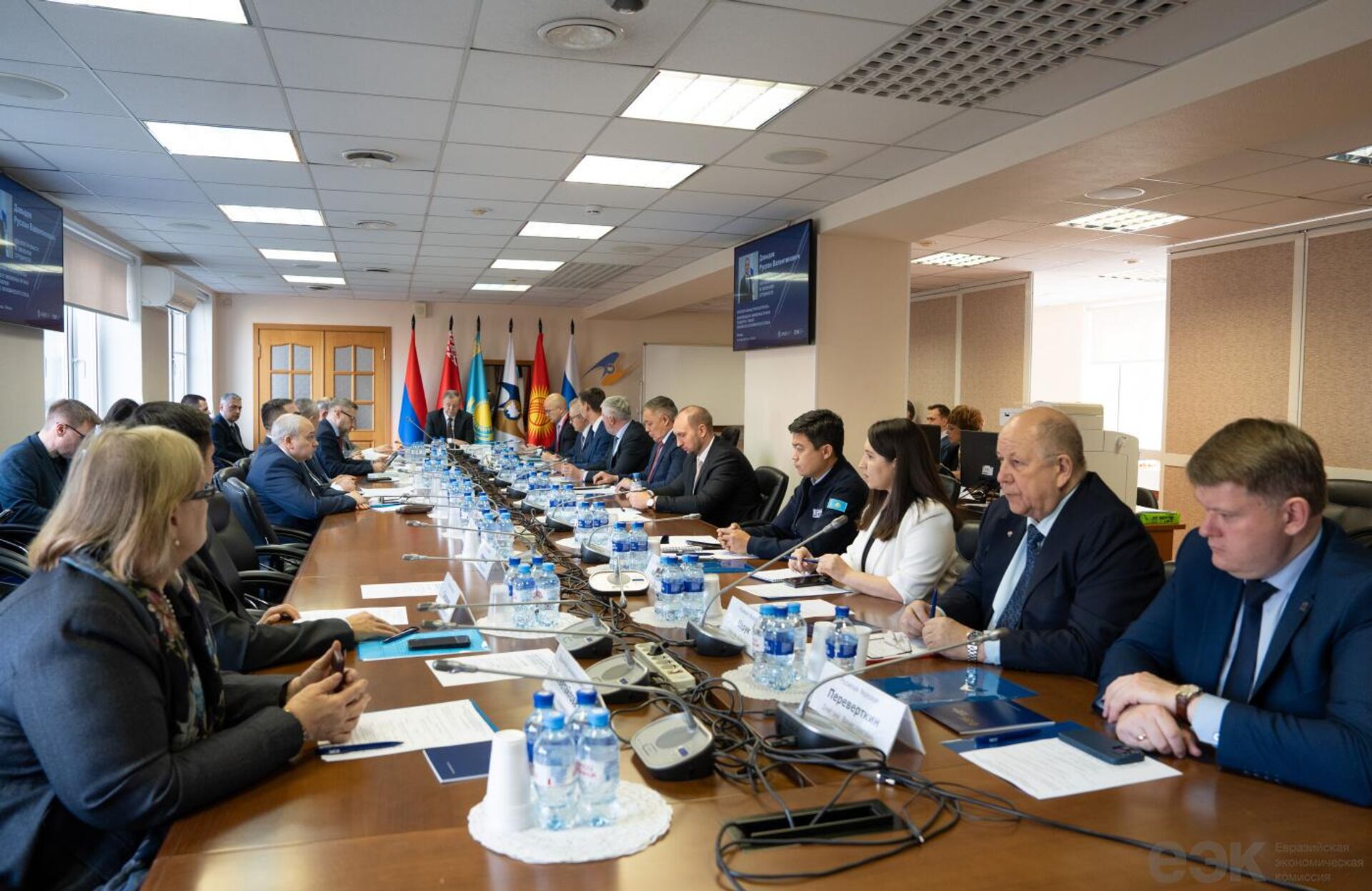 ЕЭК провела семинар об использовании цифровых технологий в пунктах пропуска
 - Sputnik Узбекистан, 1920, 20.10.2025