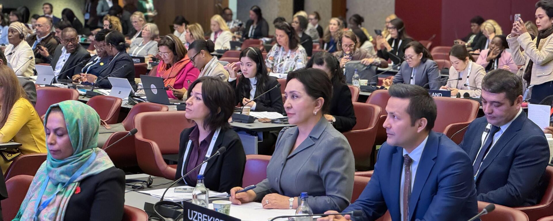 Делегация парламента приняла участие в женском форуме и встрече с координатором МОТ - Sputnik Ўзбекистон, 1920, 20.10.2025