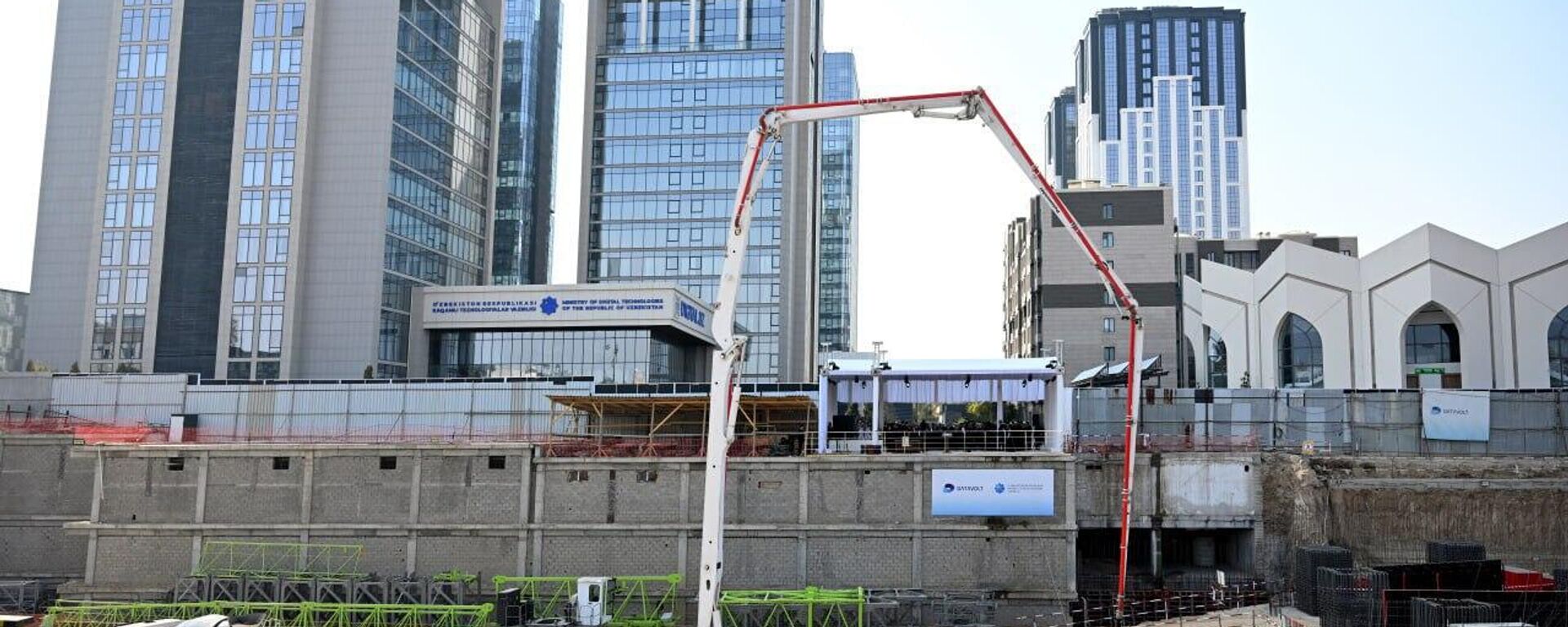 Президент Шавкат Мирзиёев заложил капсулу в основание второго этапа проекта “IT-Park” - Sputnik Ўзбекистон, 1920, 21.10.2025